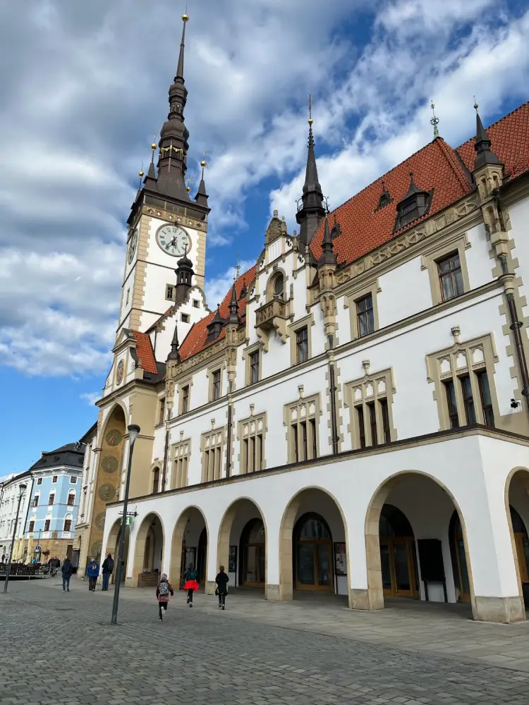 Jak prozkoumat Olomouc s dětmi za 1 den: trasa centrem plná příběhů, věží a památek 5 radnice olomouc