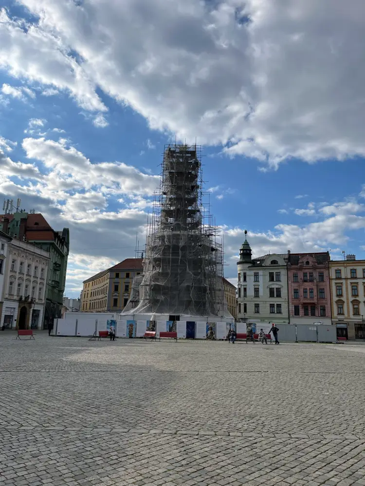 Jak prozkoumat Olomouc s dětmi za 1 den: trasa centrem plná příběhů, věží a památek 3 sloup nejsvetejsi trojice olomouc