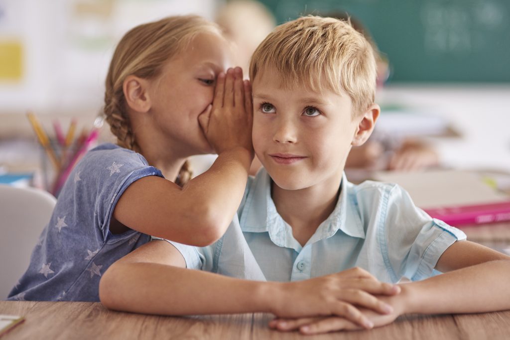 Jak připravit dítě na čtení bez čtení? 7 jednoduchých her pro předškoláky 2 boy girl whispering classroom